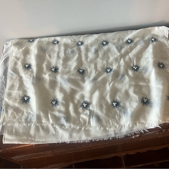 Scarf with pearl beading detail - Picture 4 of 4